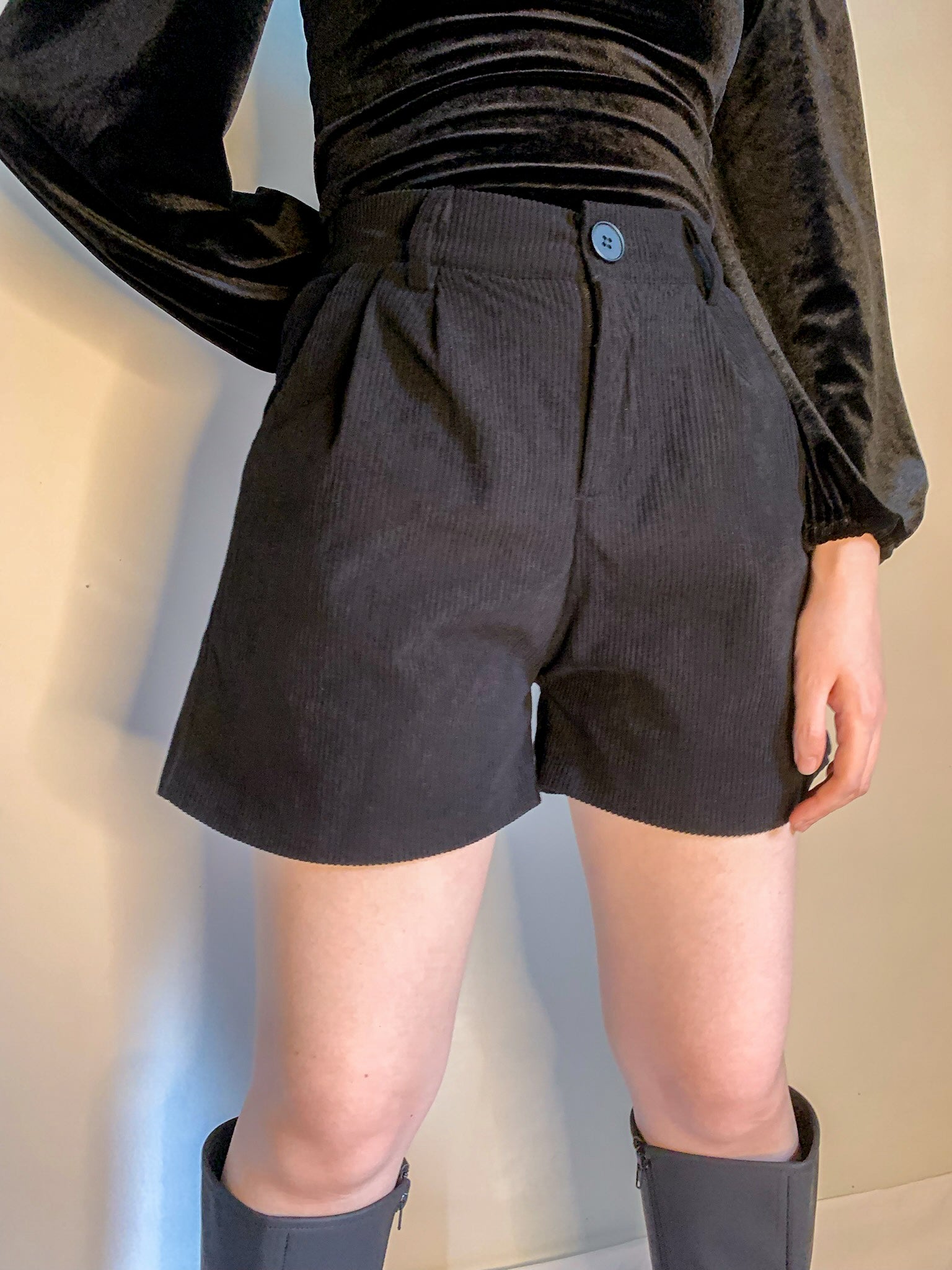 NAOMI CORDUROY SHORTS IN BLACK