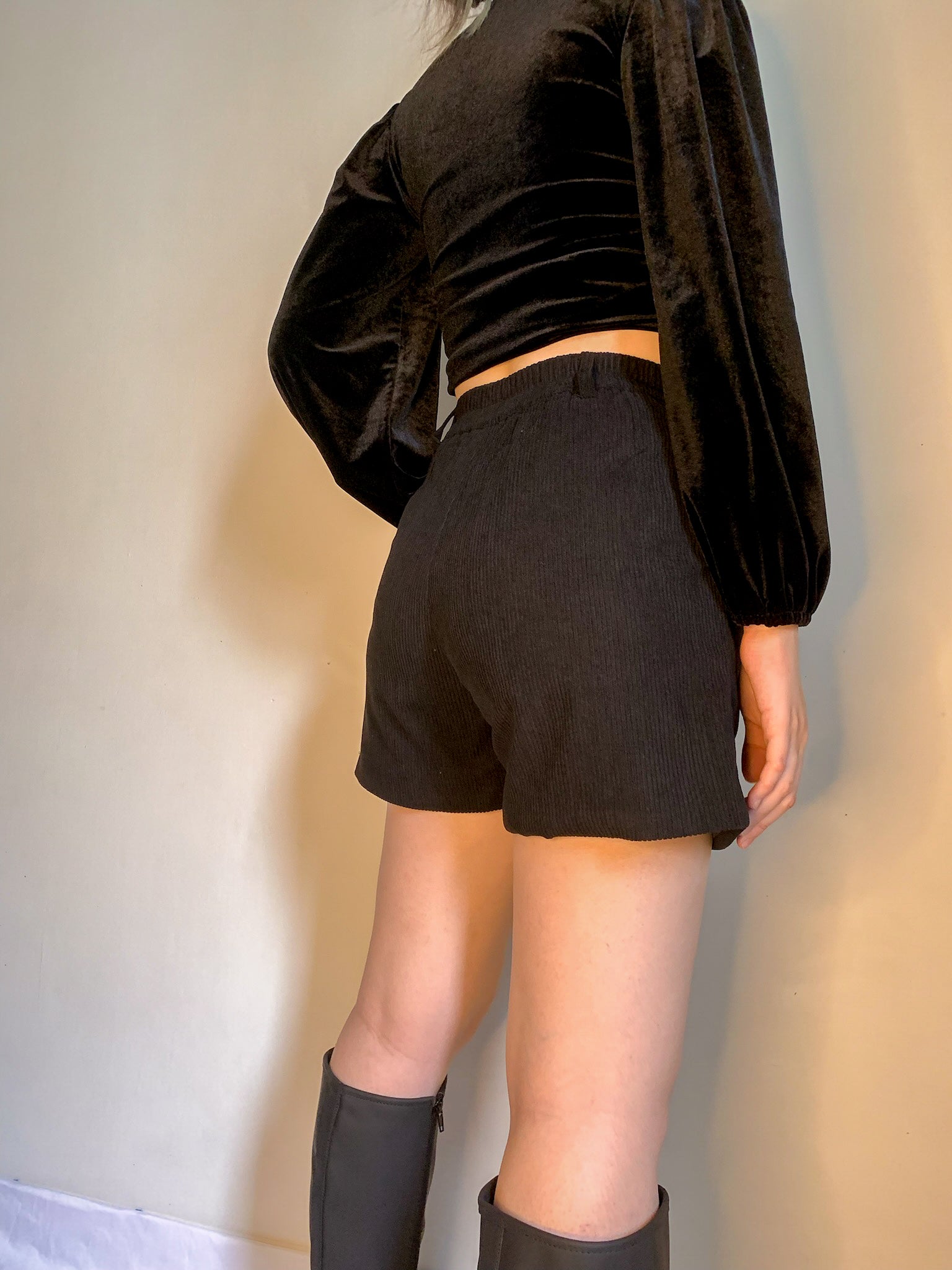 NAOMI CORDUROY SHORTS IN BLACK